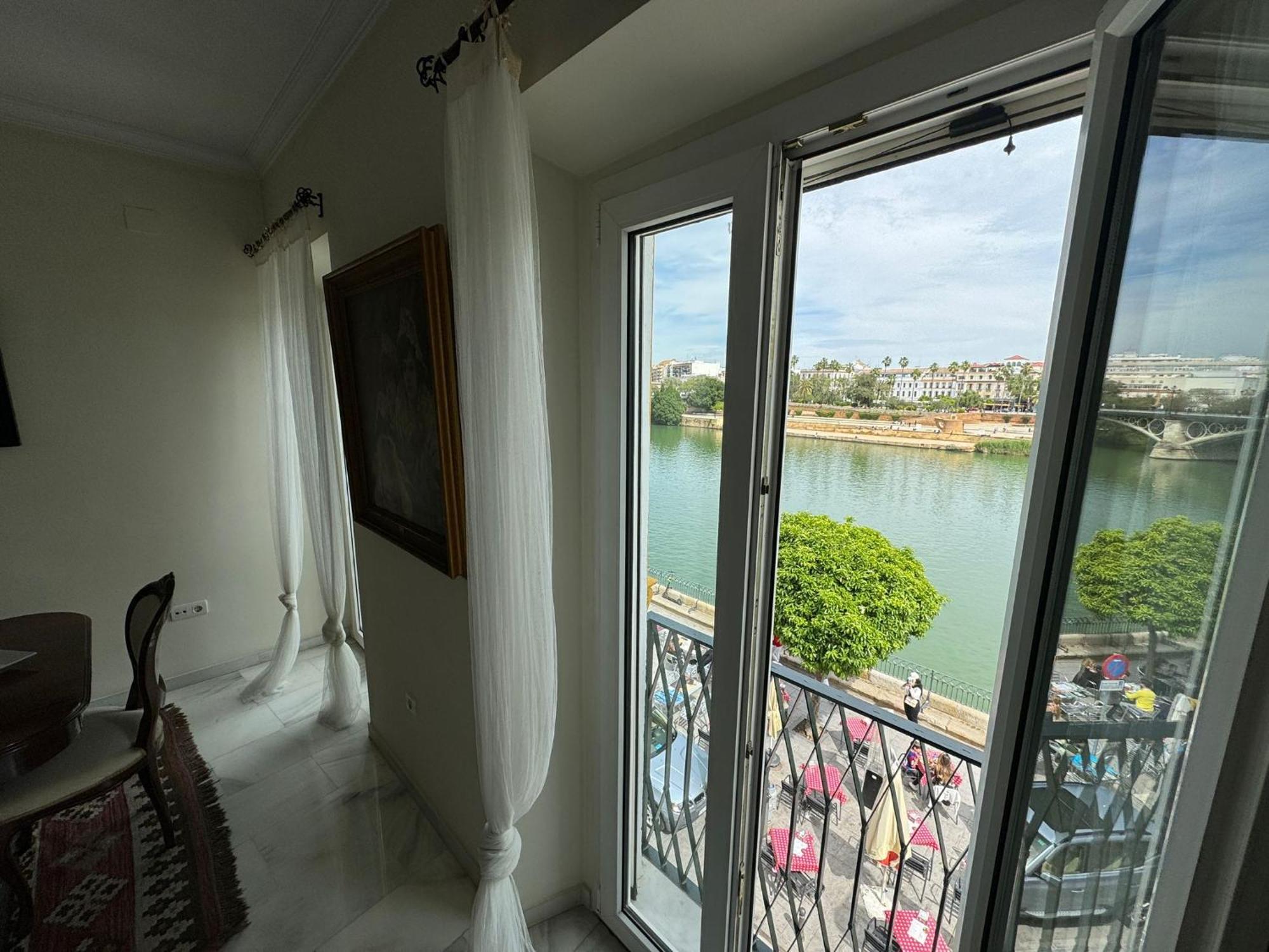 Appartement Wonderful Duplex In Calle Betis à Séville Extérieur photo